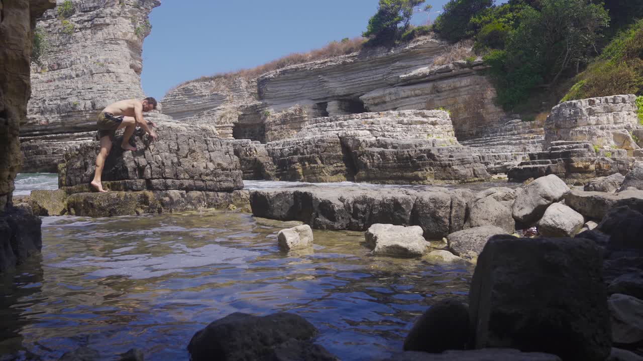 해변에서  ⁇ 는 남자.