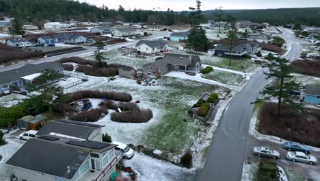 Snow-lightly-dusted-rural-neighborhood-in-America