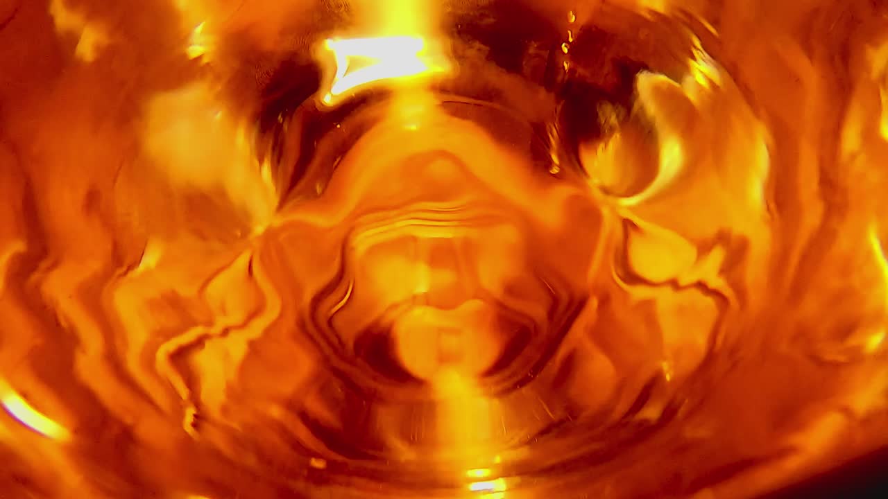 primer plano de la superficie del agua temblando en el vidrio