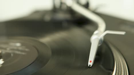 Disco-De-Vinilo-Giratorio-Y-Aguja-De-Reproductor-Lp-De-Cerca---Concepto-De-Reproductor-De-Música-Retro