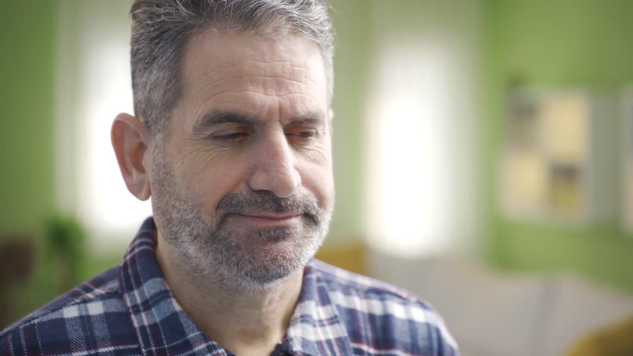 el hombre maduro que se mira a sí mismo en el espejo no se gusta a sí mismo, se regaña a sí mismo, no está satisfecho.