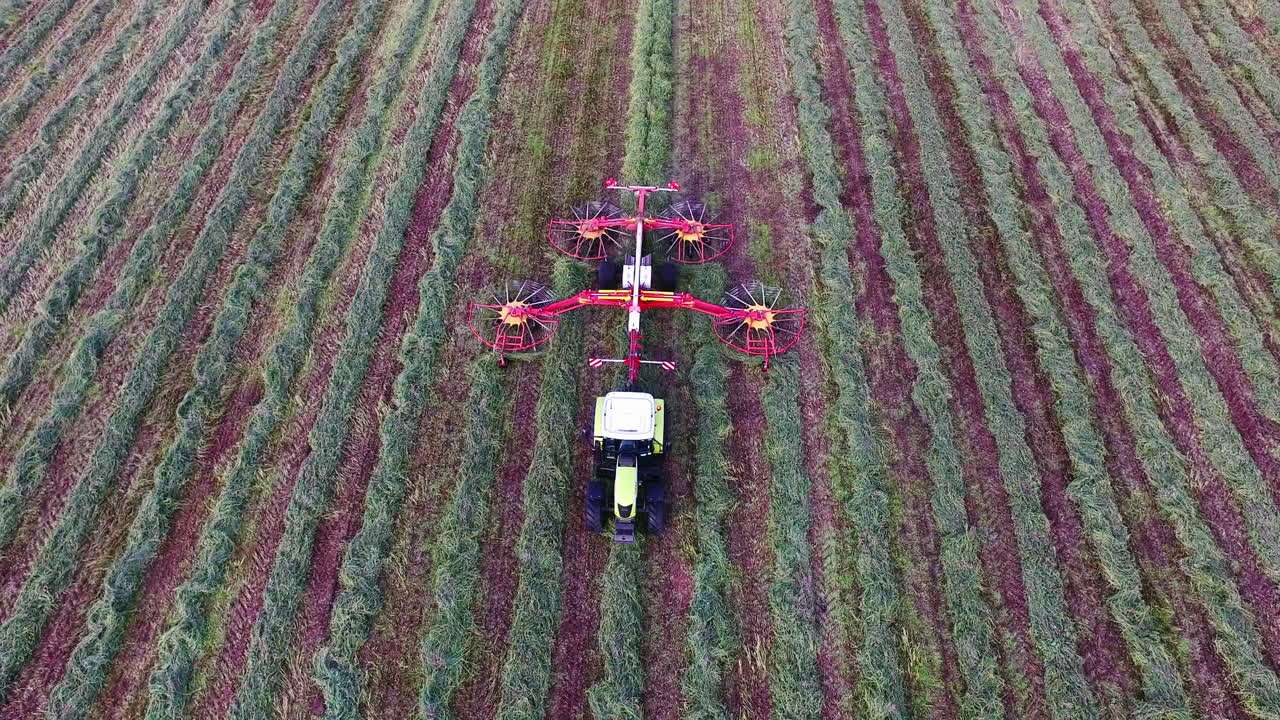 tractor agrícola yace en los recortes de hierba pajares rectos