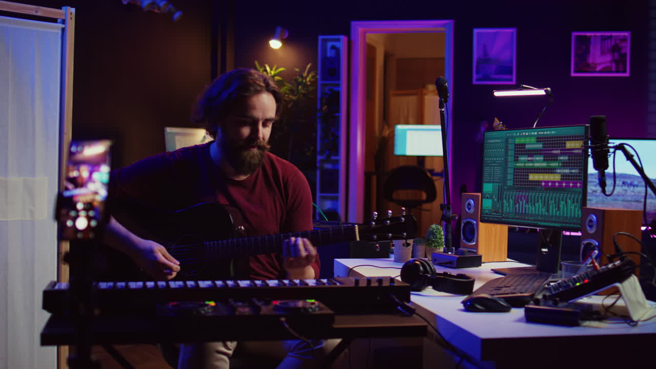 artista enseñando lecciones de guitarra en línea con tutoriales en las redes sociales