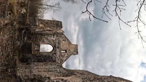 Ruinas-Del-Castillo-Medieval-De-Sigulda,-Letonia