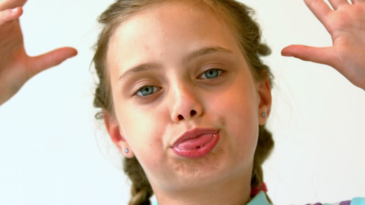 en cámara lenta niño gracioso siendo tonto