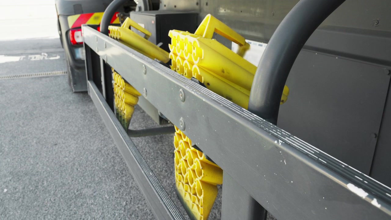 Cuneo bloccaruota giallo su autocisterna