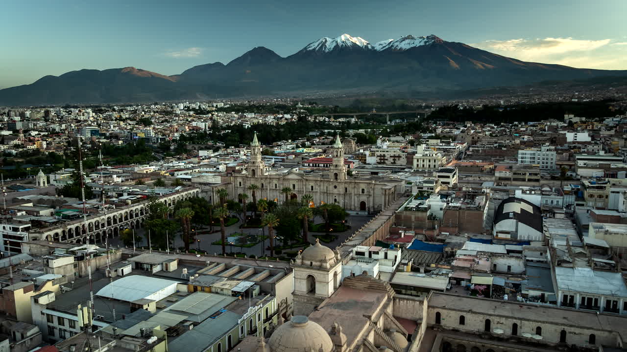 Catedral Basílica de Arequipa en la Plaza de Armas en Perú. Hiperlapse con dron