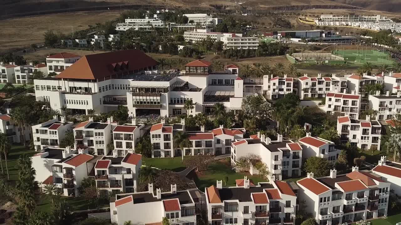 drone volar por encima de la zona residencial de la isla canaria españa fuerteventura