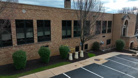 Side-exterior-view-of-school-building-in-USA