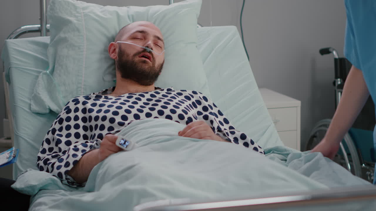 enfermera chequeando la temperatura monitoreando el síntoma de la enfermedad