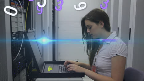 animación de números sobre trabajadora caucásica en la sala de servidores