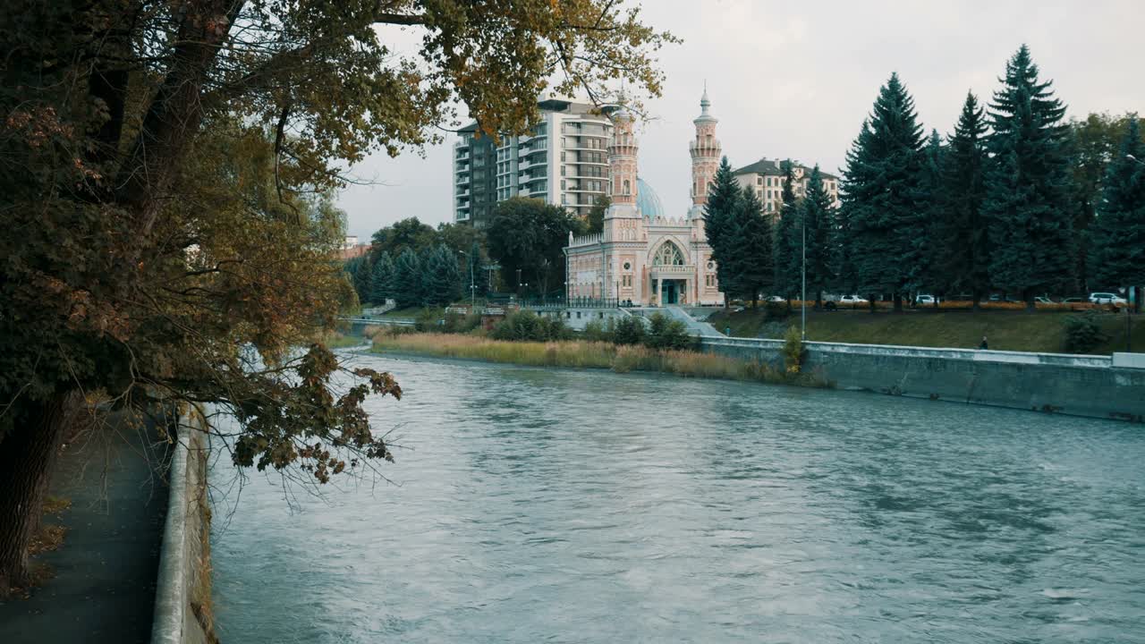 mezquita musulmana en el otro lado. entre las orillas del río