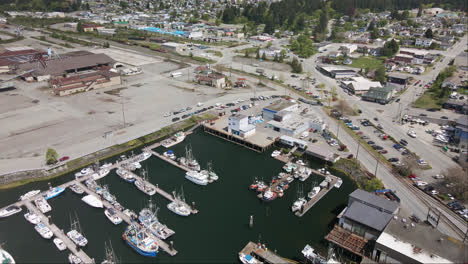 Luftaufnahme-Eines-Angelcharters-In-Der-Nähe-Des-Hafenkais-In-Port-Alberni-Auf-Der-Insel-Vancouver,-BC,-Kanada