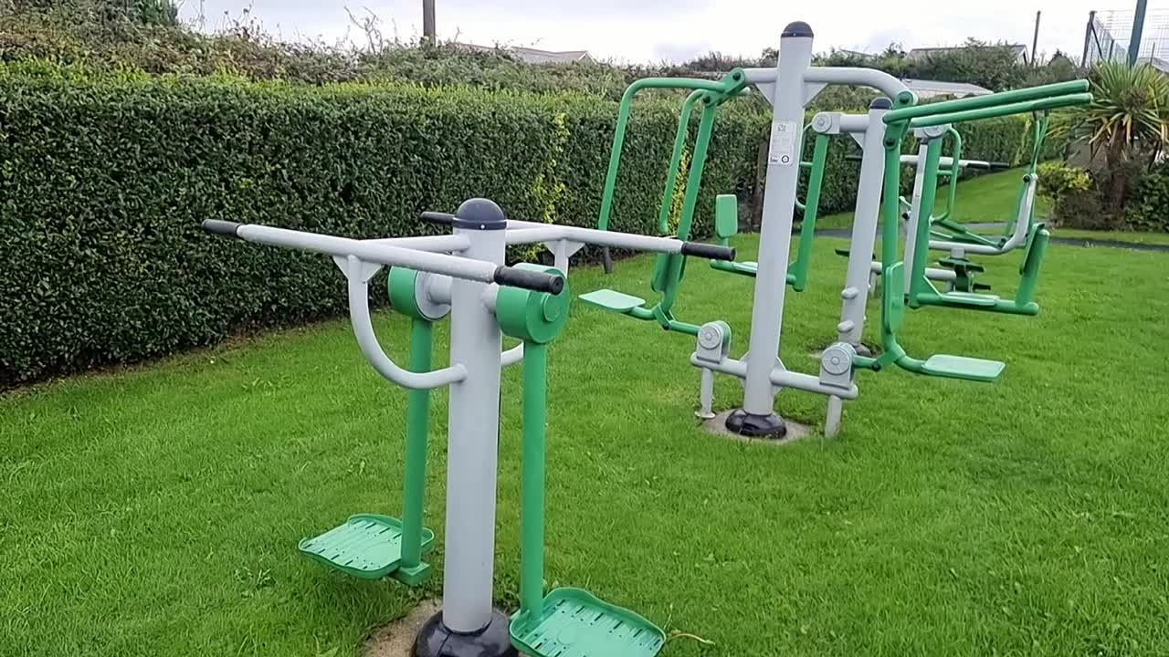 equipo deportivo de entrenamiento de movilidad fuera del gimnasio en un patio de recreo público urbano desocupado y no utilizado