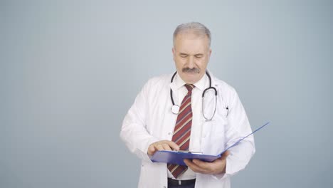 el médico emocional y lloroso.