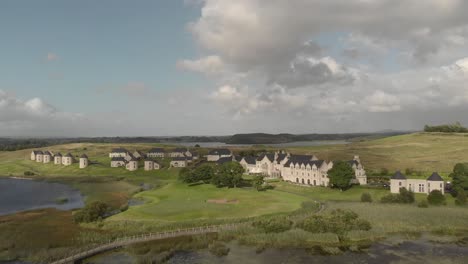 位於北愛爾蘭費爾曼納郡恩斯基倫的艾恩湖度假村 (lough erne resort)