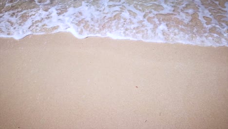 Vista-Panorámica-De-La-Playa-De-Arena-Blanca-Con-Una-Pequeña-Ola-En-La-Playa-En-Vacaciones-De-Verano