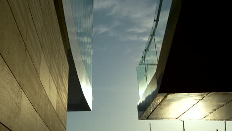 Esquina-Del-Edificio-Moderno-Con-Balaustrada-De-Vidrio-Y-Cielo-Despejado