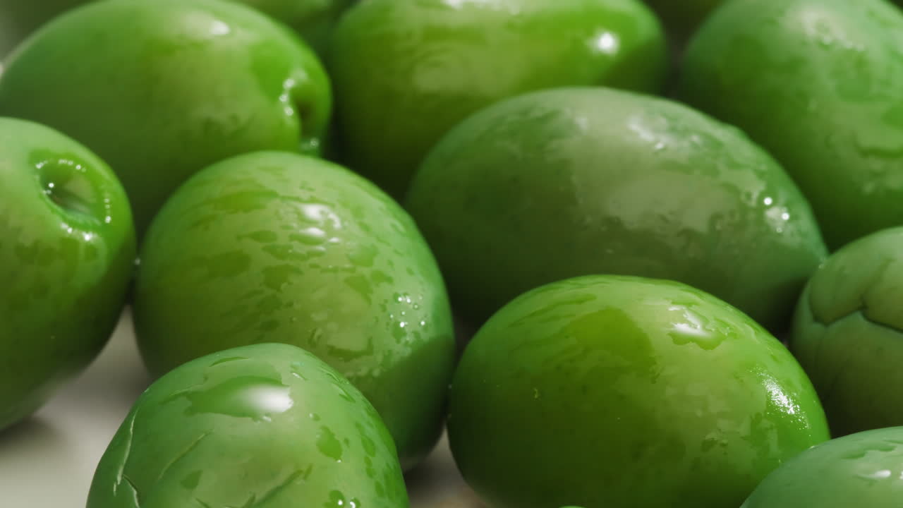 aceitunas verdes redondas en vinagre de grecia como fondo, vista de arriba. imágenes de alta calidad en 4k