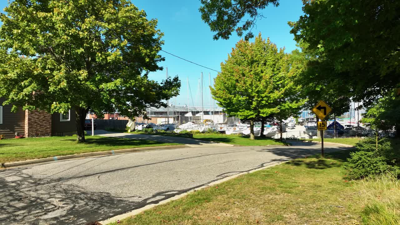 avanzando en una pequeña ciudad portuaria en un día de verano