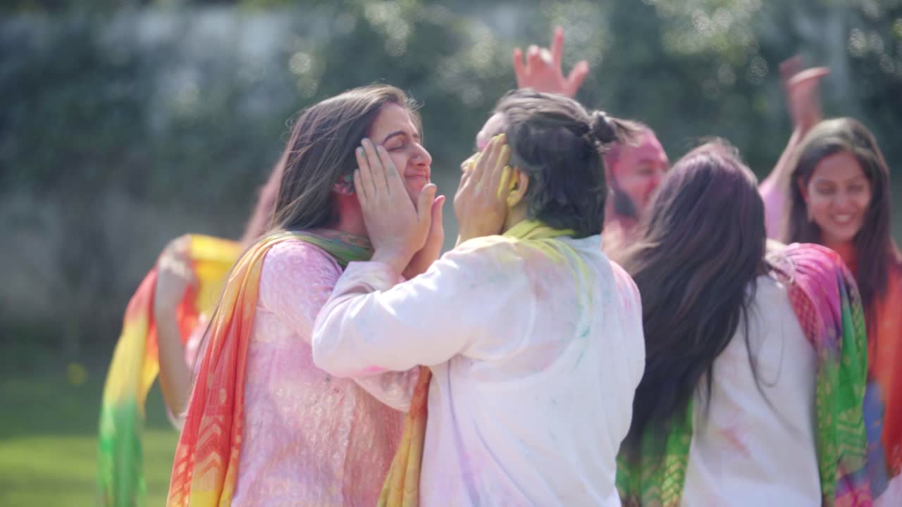 Coppia indiana che celebra l'Holi in un parco