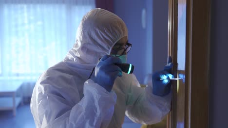 recopilando pruebas forenses. huellas dactilares en la escena del crimen.