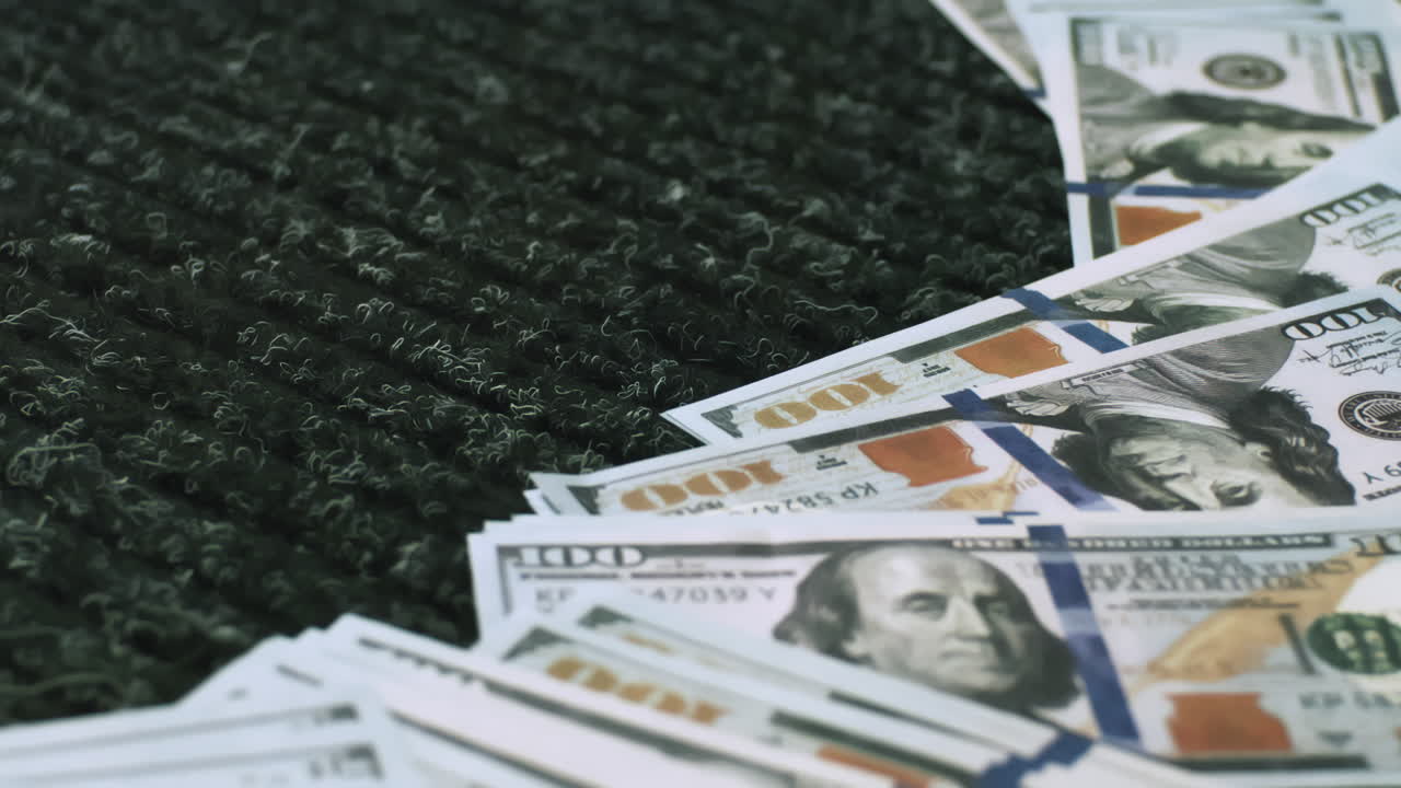 어두운 카에 100달러짜리 지폐