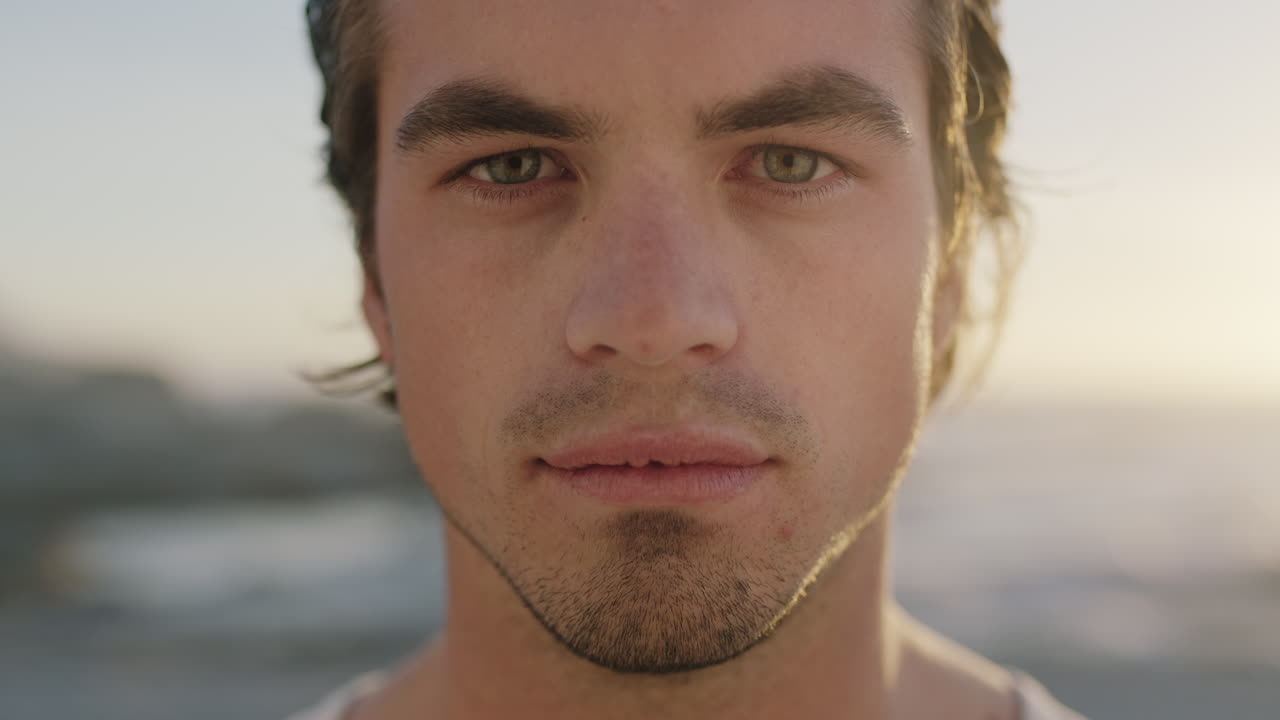 retrato de cerca de un hombre atractivo mirando fijamente buscando intenso