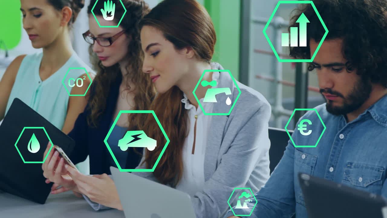 animación de iconos de ecología sobre diversos colegas que utilizan la tecnología en la oficina