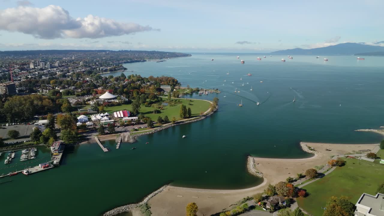 선 비치 (sunset beach) 와 바니어 파크 (vanier park) 사이에 있는 허위 크리크 (false creek) - 캐나다 밴쿠버 (vancouver, bc)