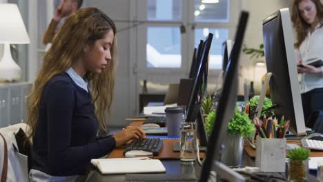 gente de negocios trabajando en la computadora en la oficina