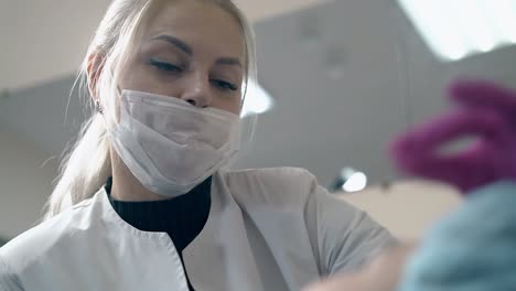 le maître des sourcils parle avec la femme du microblading dans le salon