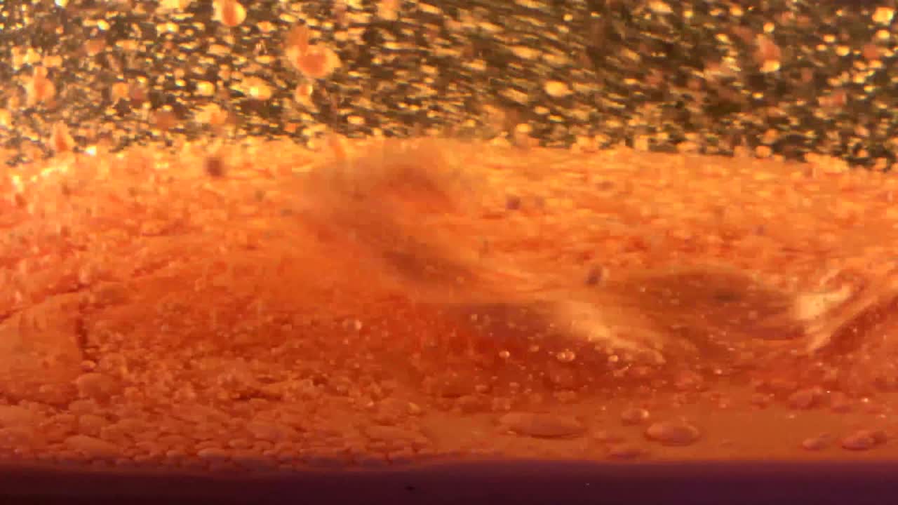 aceite de agitación de 4k y bucles rápidos de color y swooshes con burbujas y escombros