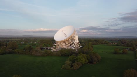 Drohnenaufnahmen-Fliegen-In-Der-Nähe-Des-Radioteleskops-Jodrell-Bank,-Cheshire,-Großbritannien