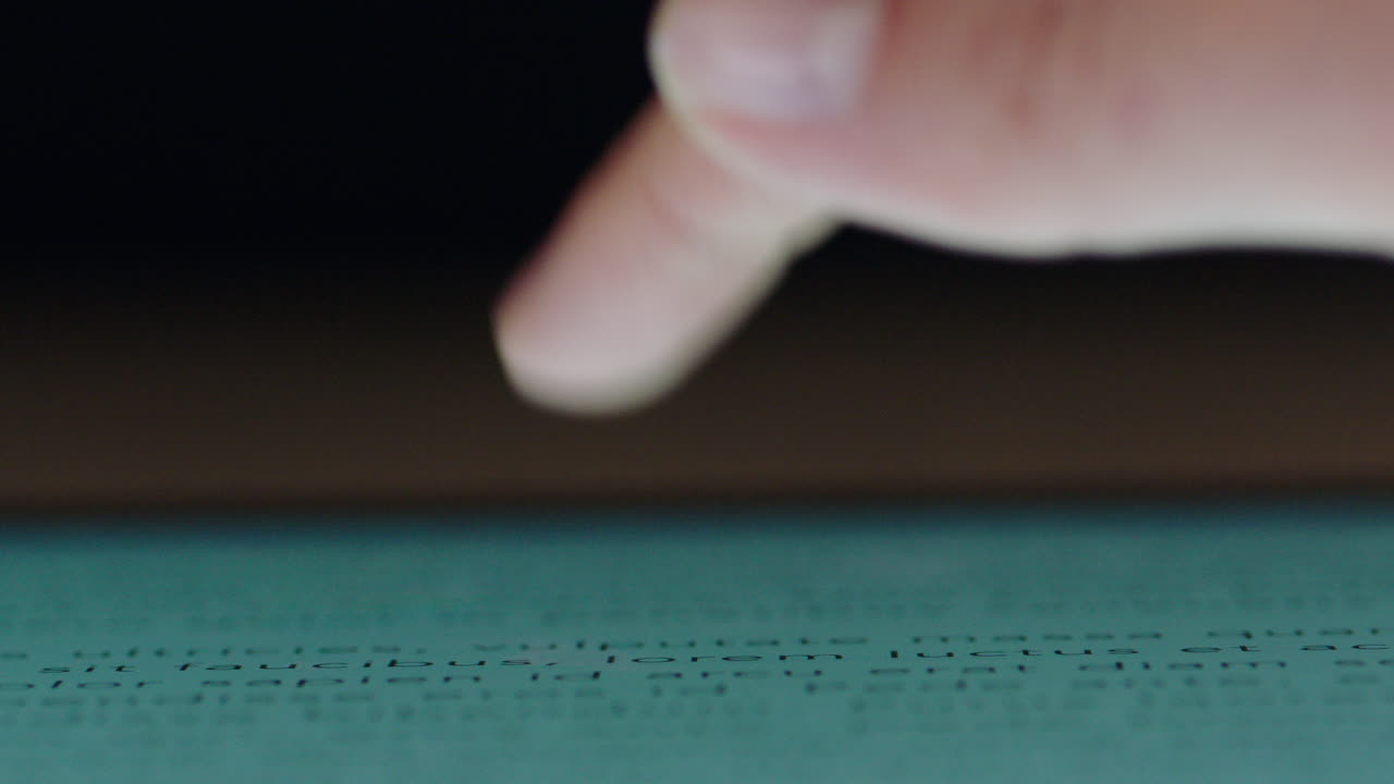 디지털 태블릿을 사용하여 매크로 손가락을 닫고 시장 조사 통계를 온라인으로 검색하고 모바일 터치 스크린 장치에서 금융 정보 문서를 볼 수 있습니다.