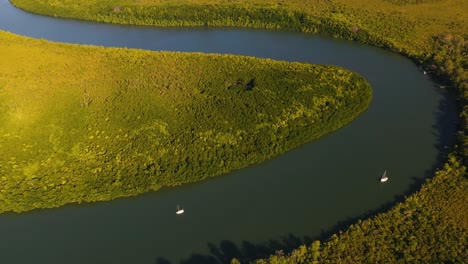 Antena:-Barcos-En-El-Río-Daintree-Al-Atardecer,-Australia