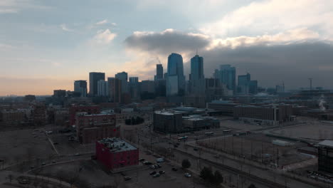 luftaufnahme eines boom-shots der innenstadt von denver bei sonnenaufgang