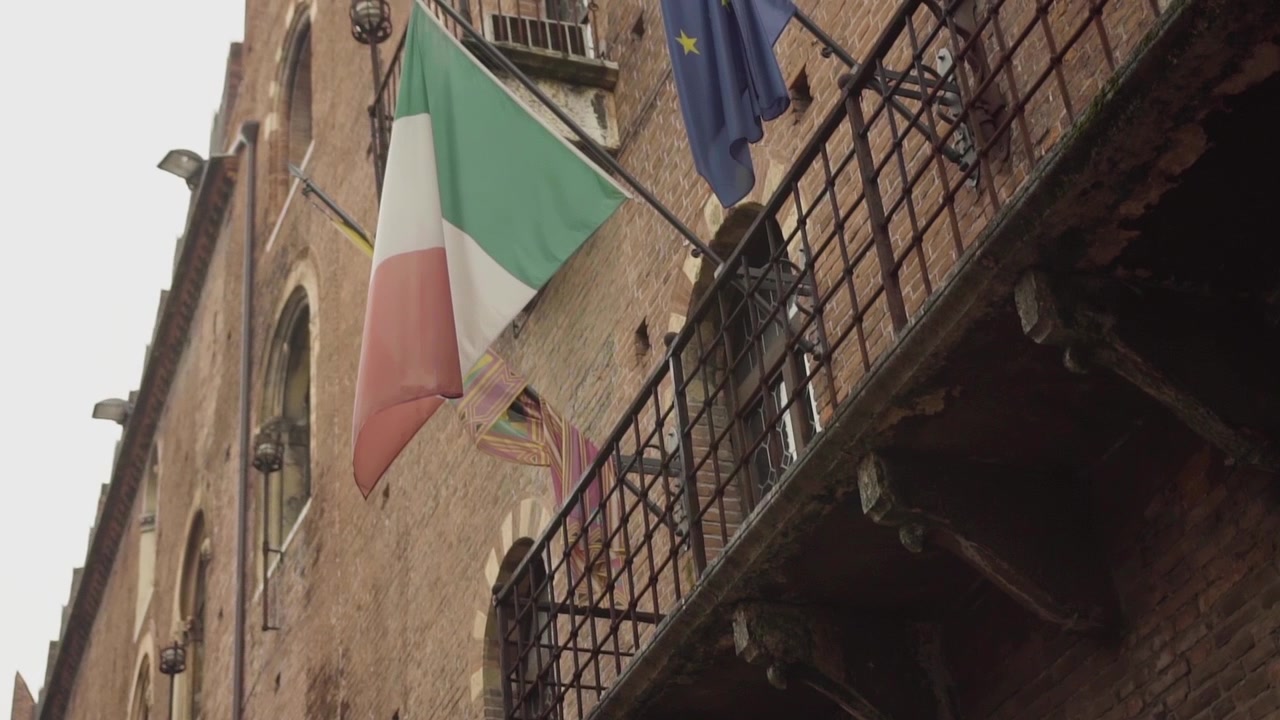 Bandiera italiana appesa a Verona, Italia
