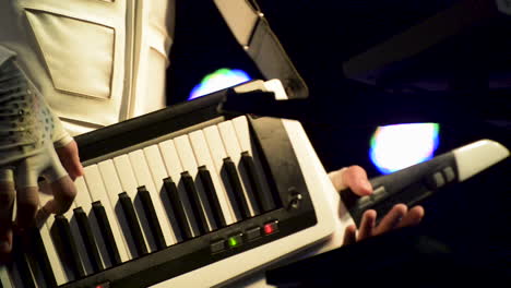 artiestenpresentatie met behulp van een synthesizertype gitaar