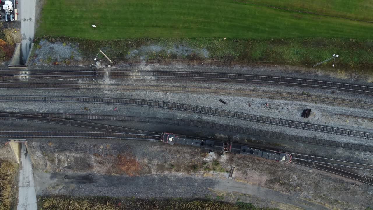 вид с воздуха на поезд, совершающий поворот на железнодорожном пути