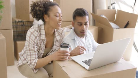 joven, carrera mezclada, pareja, utilizar, computador portatil