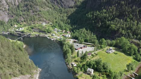 canal vikafjord que conduce al río vosso y al edificio de la escuela a lo largo de la carretera fv569 - antena inversa del río salmón voss