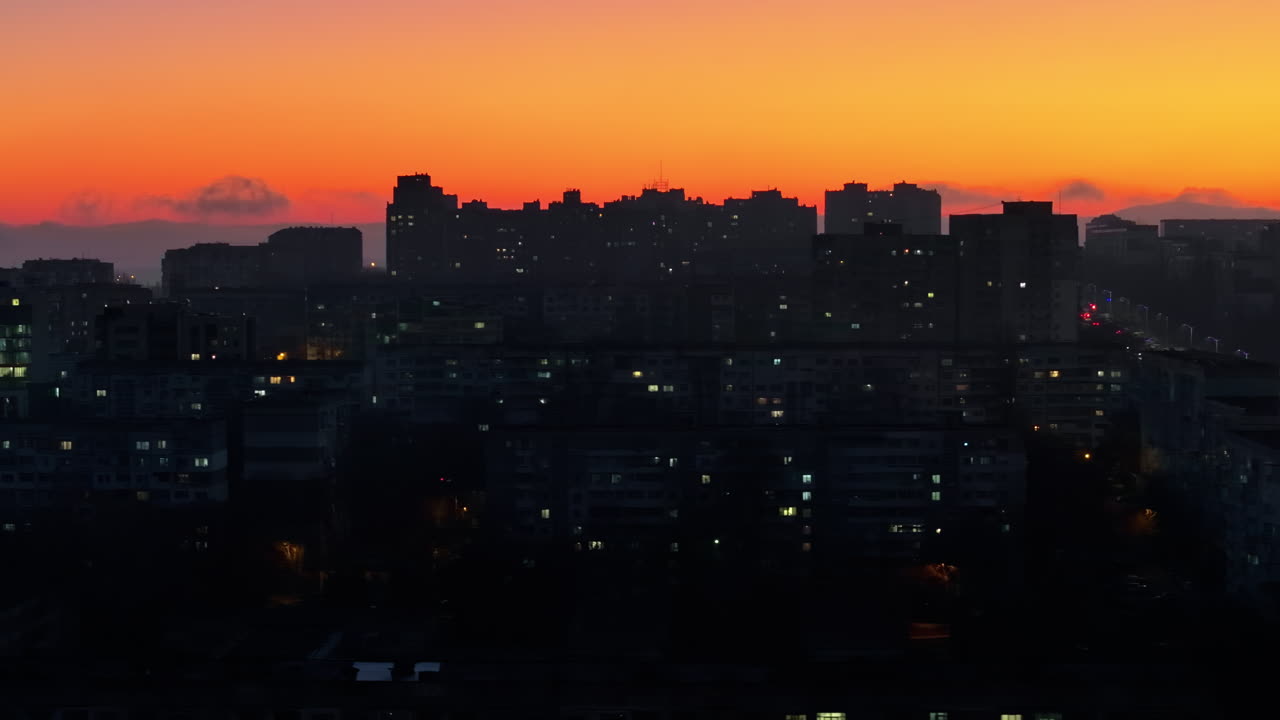 Vista aérea con dron de Chisináu, Moldavia, al atardecer