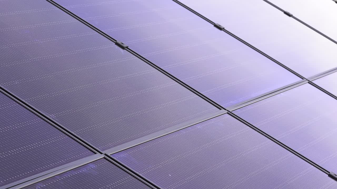 cerca de los paneles solares cuidadosamente dispuestos en el techo de la casa