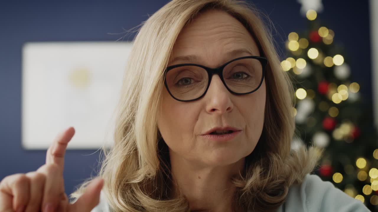 Vídeo de mulher madura durante uma videoconferência