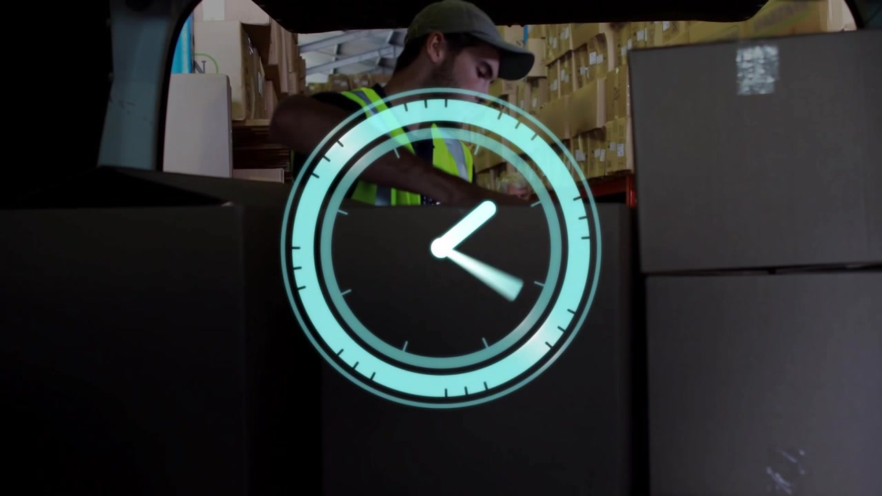 Animiertes Uhr-Overlay, das sich über einem Lagerarbeiter dreht, der eine Kiste trägt und zeitgesteuertes Stapeln anleitet