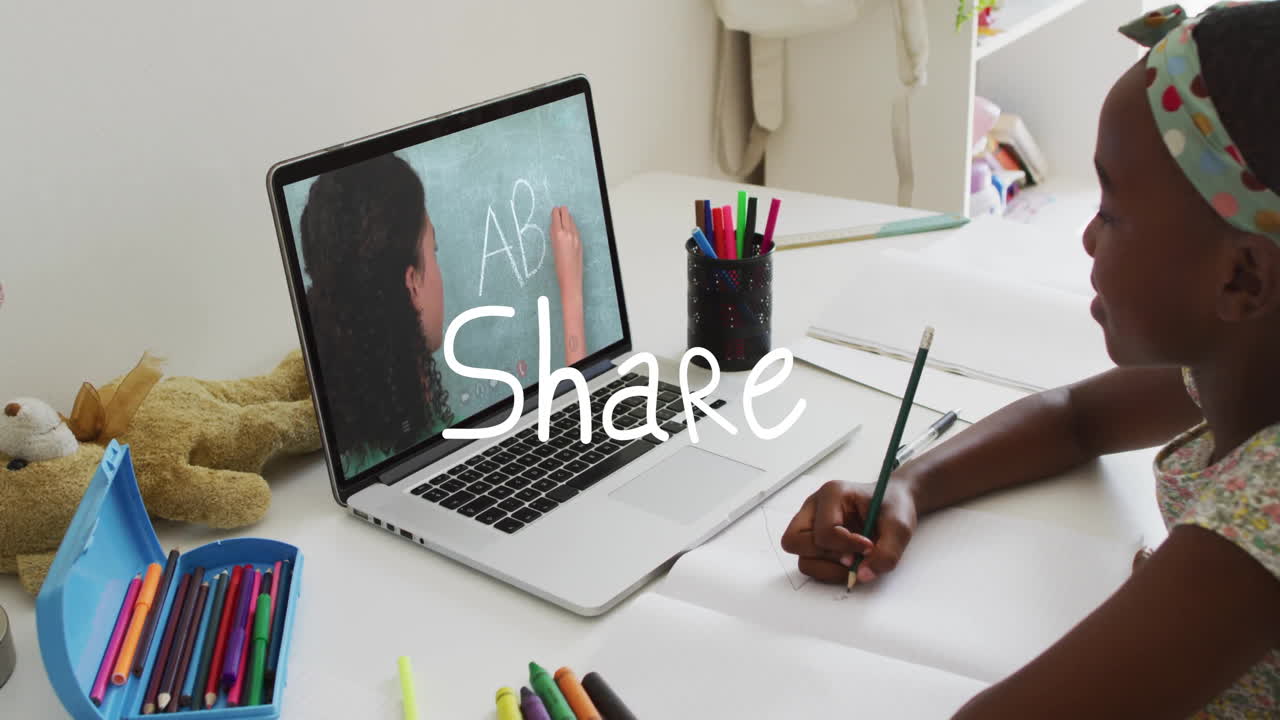 In der Schule, Kind schaut Animation und teilt Text über Videoanruf auf Laptop
