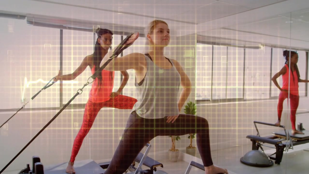 Dvojice cvičící pilates stoupá na reformery, zahajuje výpad, drží popruh, trénuje rovnováhu, s překrytím mřížky.