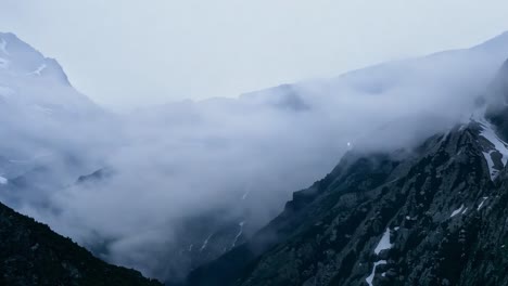 구름이 모여서 산맥을 둘러싸고 회전하면서 폭풍우가 형성되고 번개가 박인다.