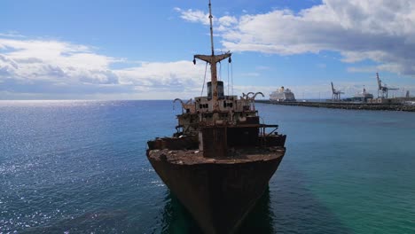 Perfekte-Luftaufnahme-Flugschiff-Buggy-Schiffswrack-Auf-Strand-Sandbank-Lanzarote-Kanarische-Inseln,-Sonniger-Tag-Spanien-2023